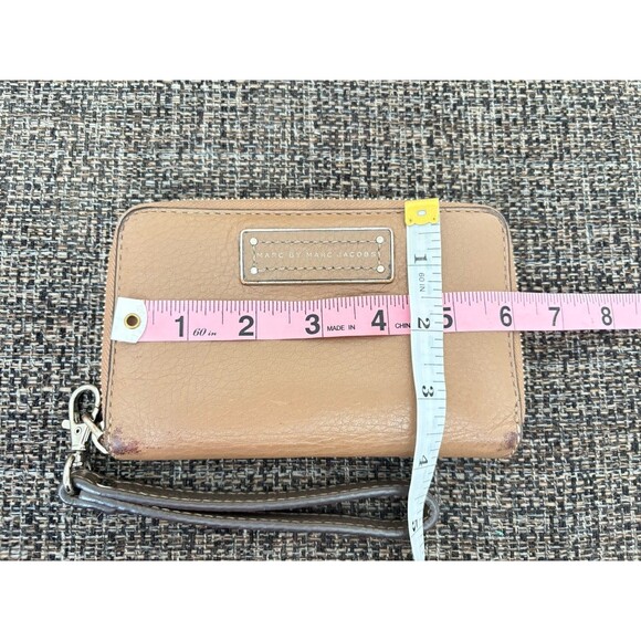 MARC BY MARC JACOBS Cameo Taupe Beige Leather Zip Around Wallet Wristlet 6”x4” - Picture 3 of 9